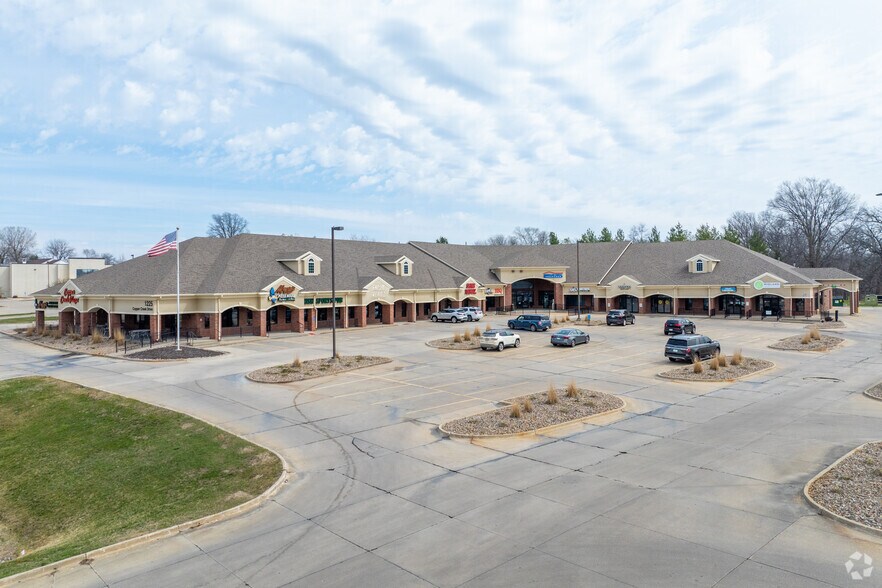 1225 Copper Creek Dr, Pleasant Hill, IA for sale - Primary Photo - Image 1 of 1