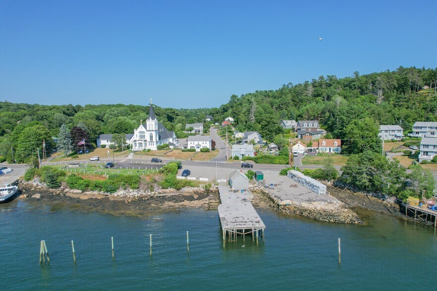 85 Atlantic Ave, Boothbay Harbor, ME for sale - Primary Photo - Image 1 of 8