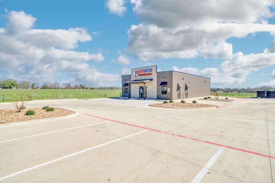 2006 East Main, Madisonville, TX for lease - Building Photo - Image 3 of 28