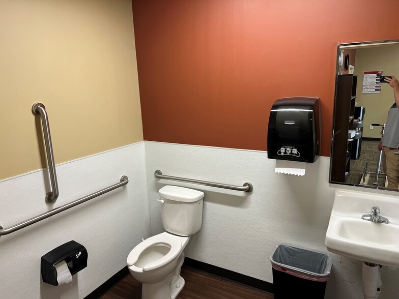 460 N Redwood Rd, North Salt Lake, UT for lease - Interior Photo - Image 2 of 4