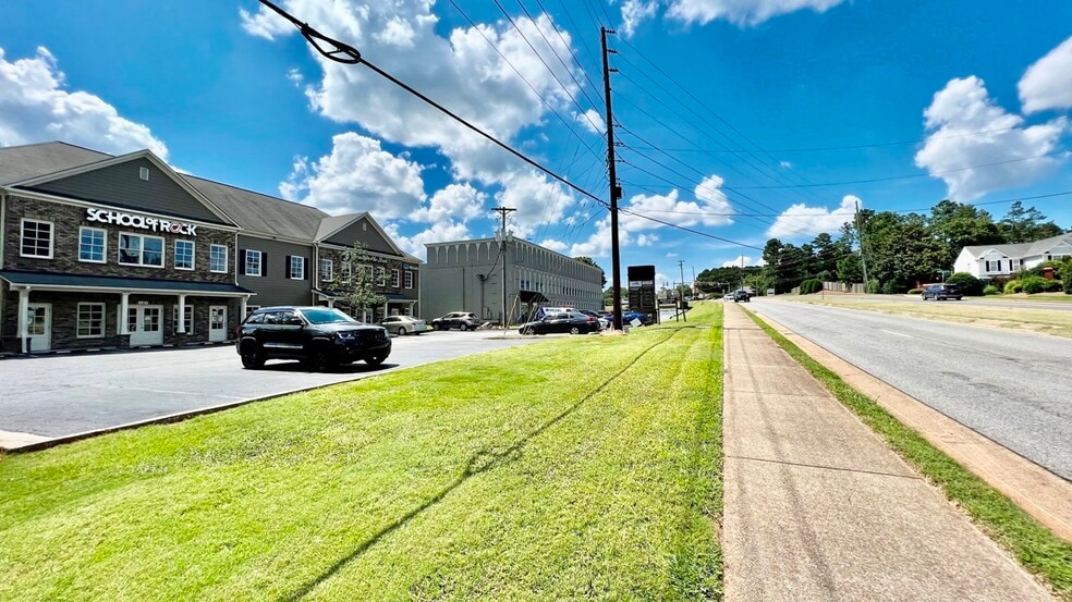 2469 E Piedmont Rd, Marietta, GA for lease - Building Photo - Image 2 of 9