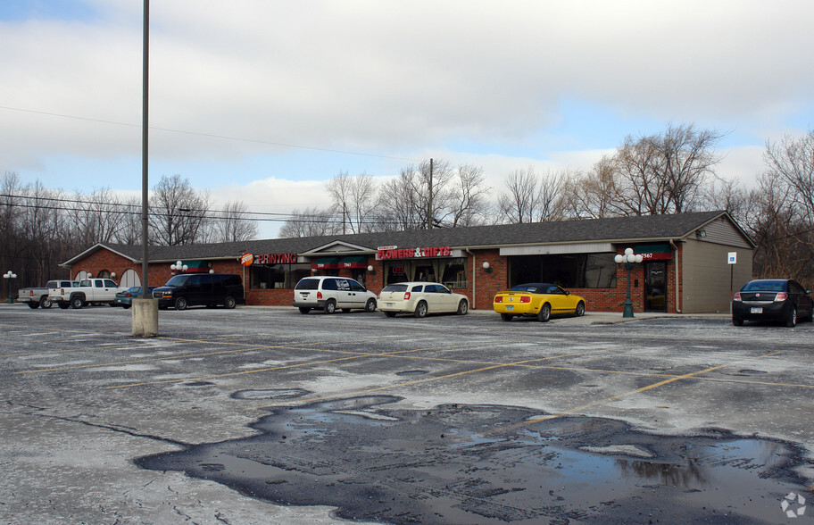 7555-7575 Merriman Rd, Romulus, MI for lease - Building Photo - Image 3 of 11