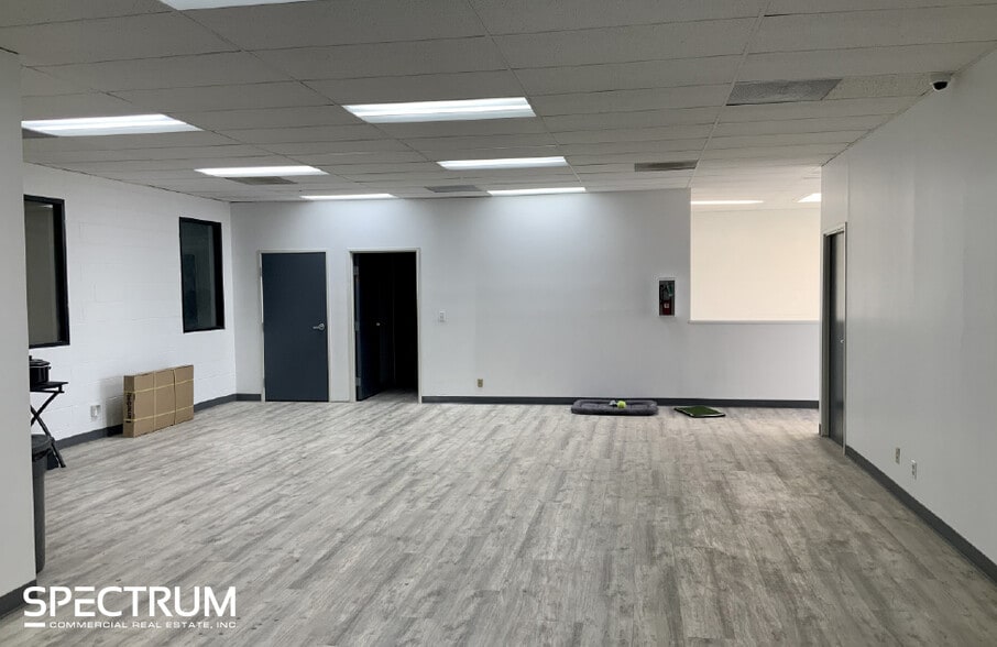 15927-15929 Arminta St, Van Nuys, CA for lease - Building Photo - Image 3 of 15