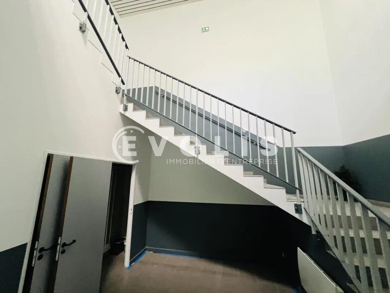 Office in Croissy-Beaubourg for lease - Interior Photo - Image 3 of 7