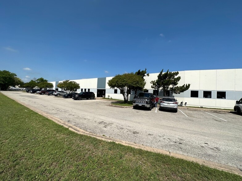 1300 Smith Rd, Austin, TX for lease - Building Photo - Image 3 of 7