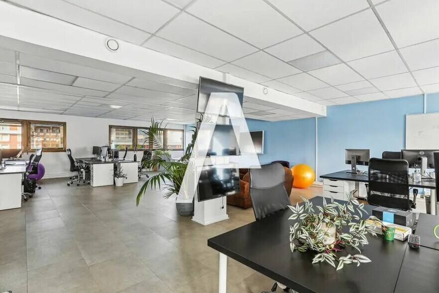 Office in Ivry-sur-Seine for lease - Interior Photo - Image 1 of 5