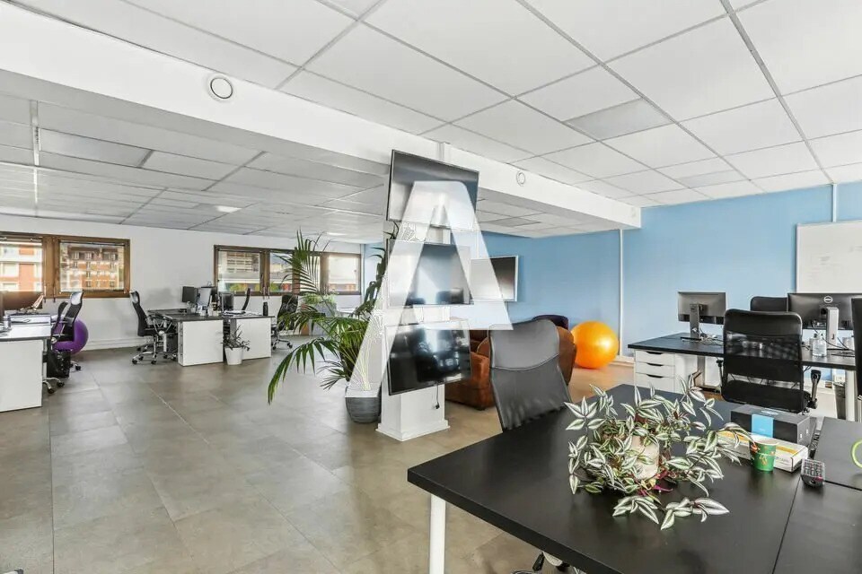 Office in Ivry-sur-Seine for lease Interior Photo- Image 1 of 6