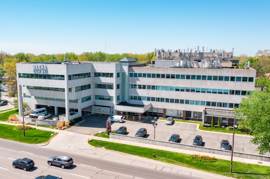 30701 Woodward Ave, Royal Oak, MI for lease - Building Photo - Image 1 of 16