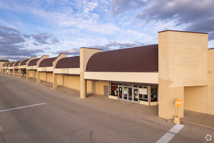 2000-2078 N Richmond Rd, Mchenry, IL for lease - Building Photo - Image 2 of 7