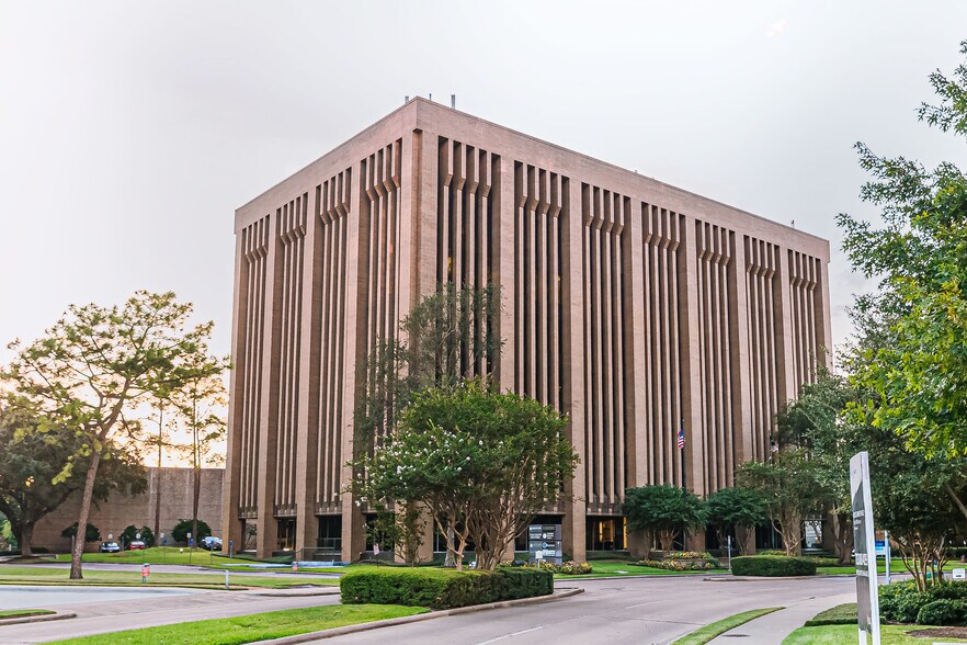 1900 St James Pl, Houston, TX for lease - Building Photo - Image 1 of 6