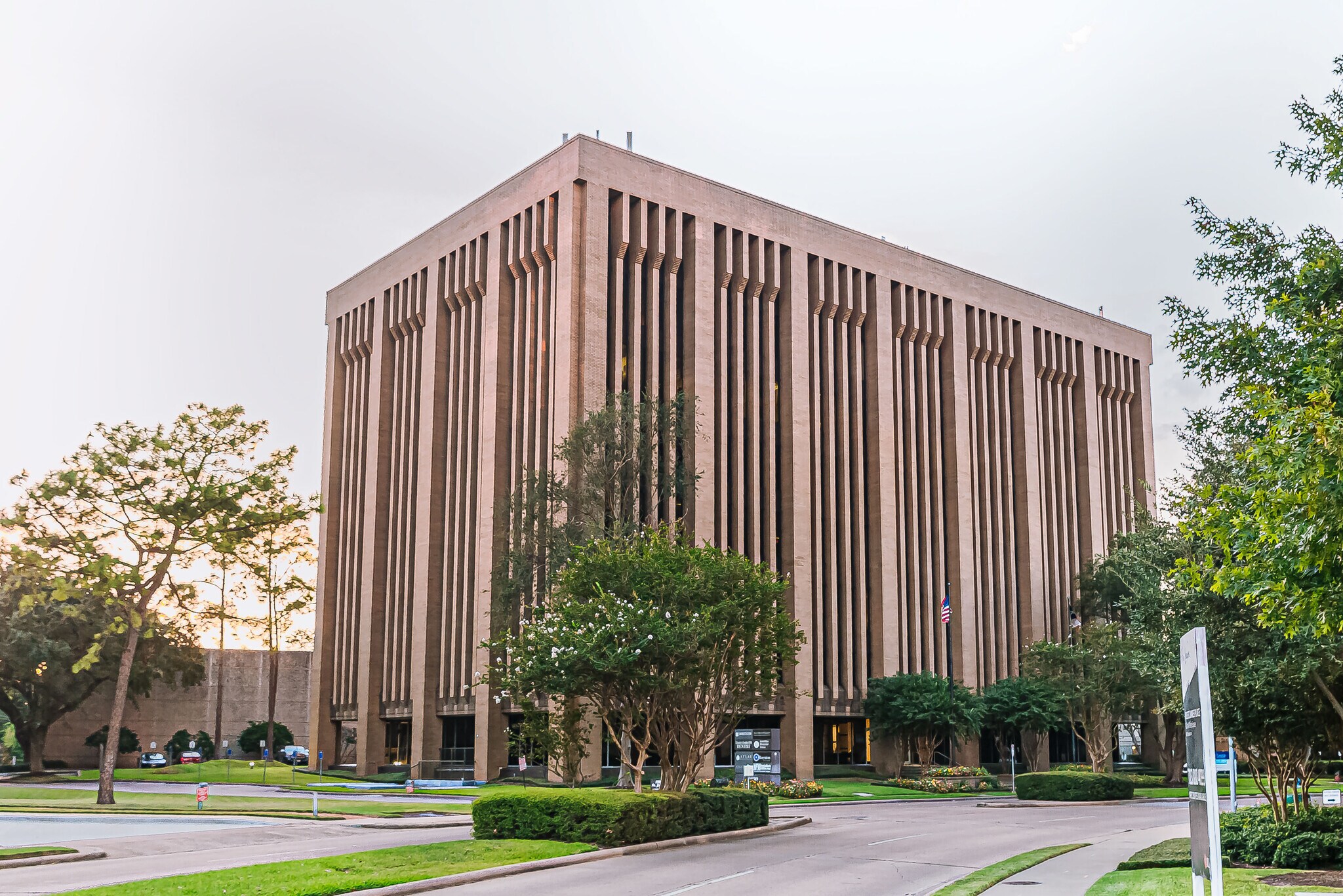 1900 St James Pl, Houston, TX for lease Building Photo- Image 1 of 7