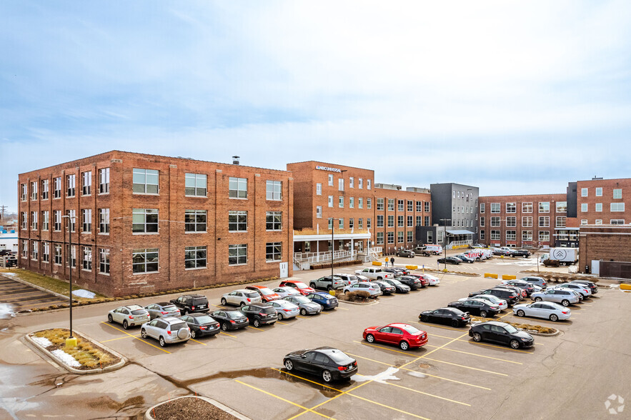 807 Broadway St NE, Minneapolis, MN for lease - Building Photo - Image 3 of 24