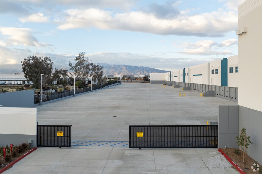 14874 Santa Ana Ave, Fontana, CA for lease - Building Photo - Image 3 of 6