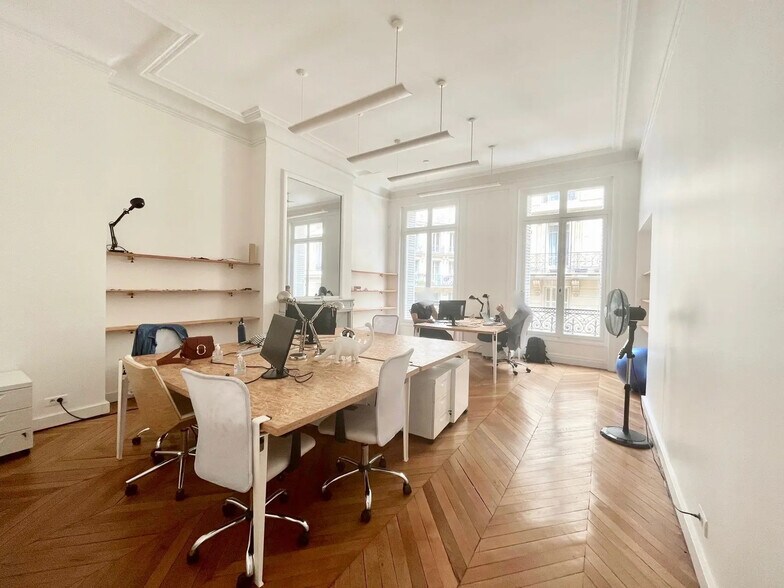 Office in Paris for lease - Interior Photo - Image 1 of 5