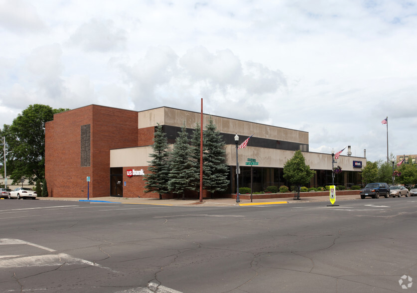 211 E Howard St, Hibbing, MN for lease - Building Photo - Image 1 of 8