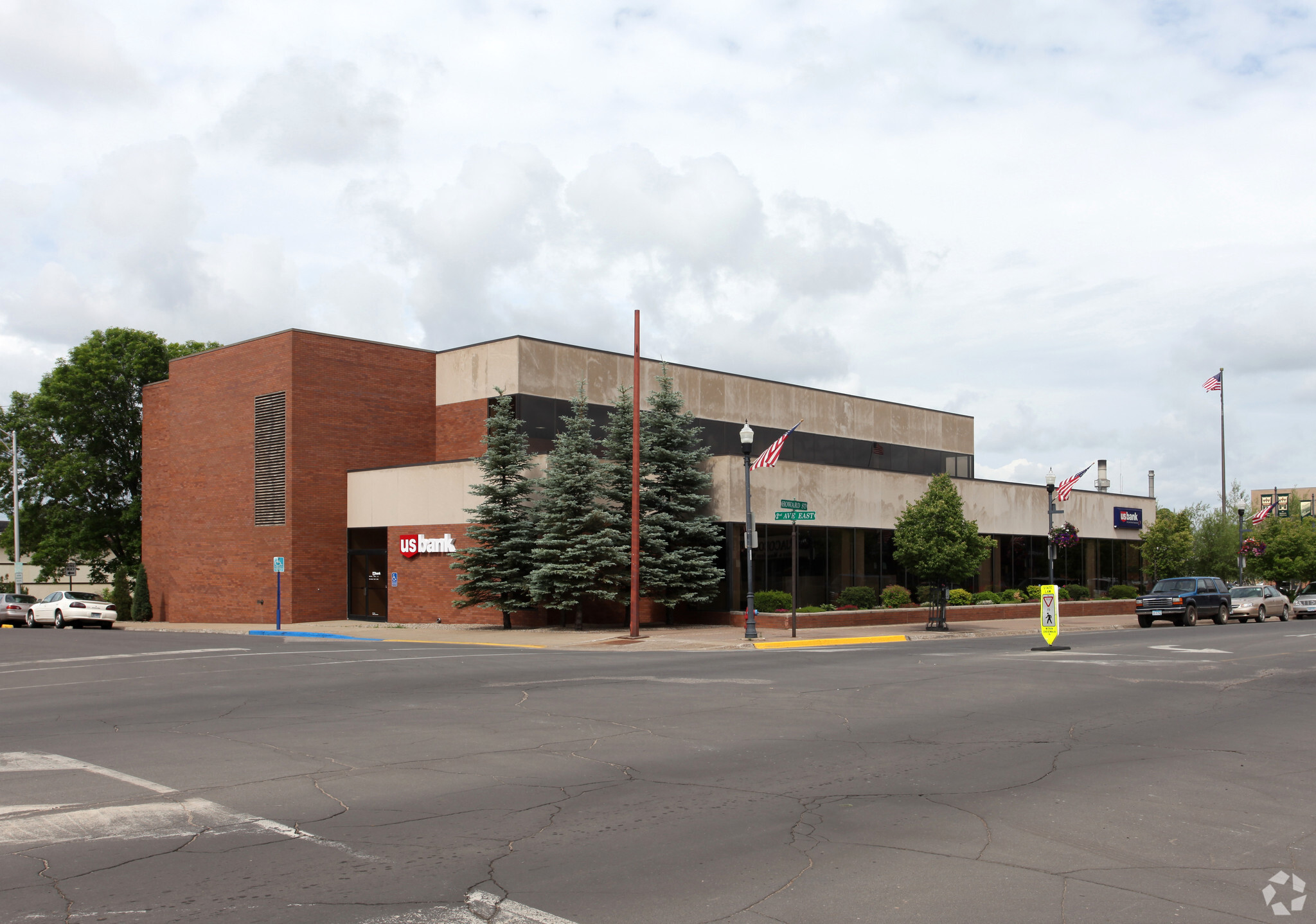 211 E Howard St, Hibbing, MN for lease Building Photo- Image 1 of 9