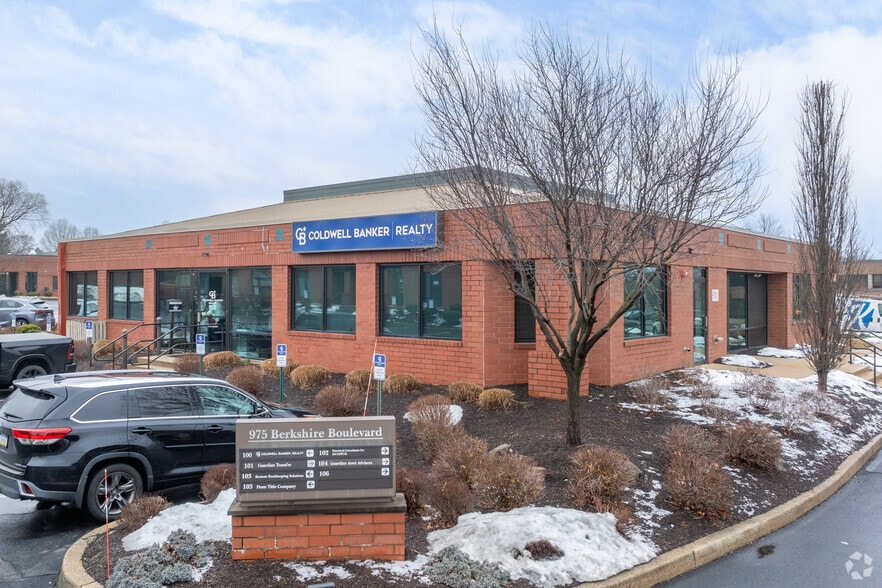 975 Berkshire Blvd, Wyomissing, PA for lease - Building Photo - Image 1 of 13