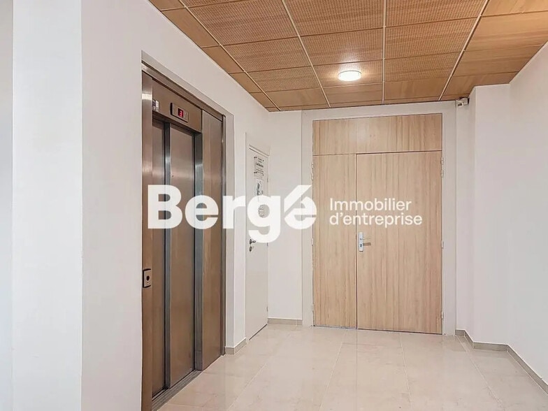 Office in Valbonne for lease - Lobby - Image 2 of 3