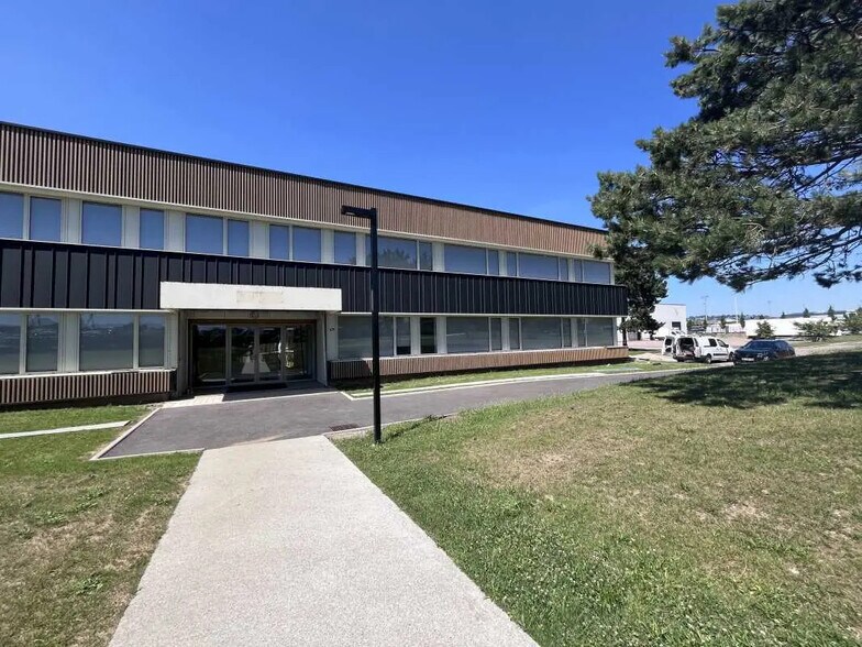 Office in Le Petit-Quevilly for lease - Building Photo - Image 1 of 10