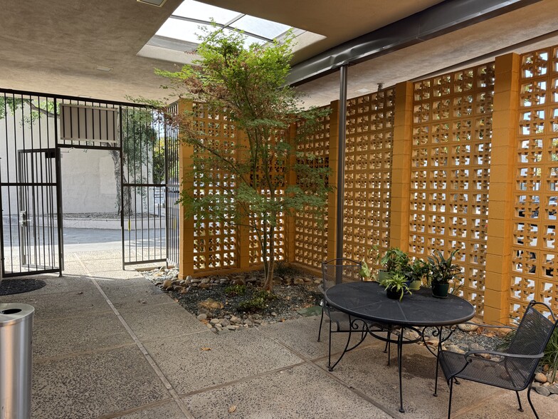 1008 12th St, Modesto, CA for lease - Building Photo - Image 2 of 21