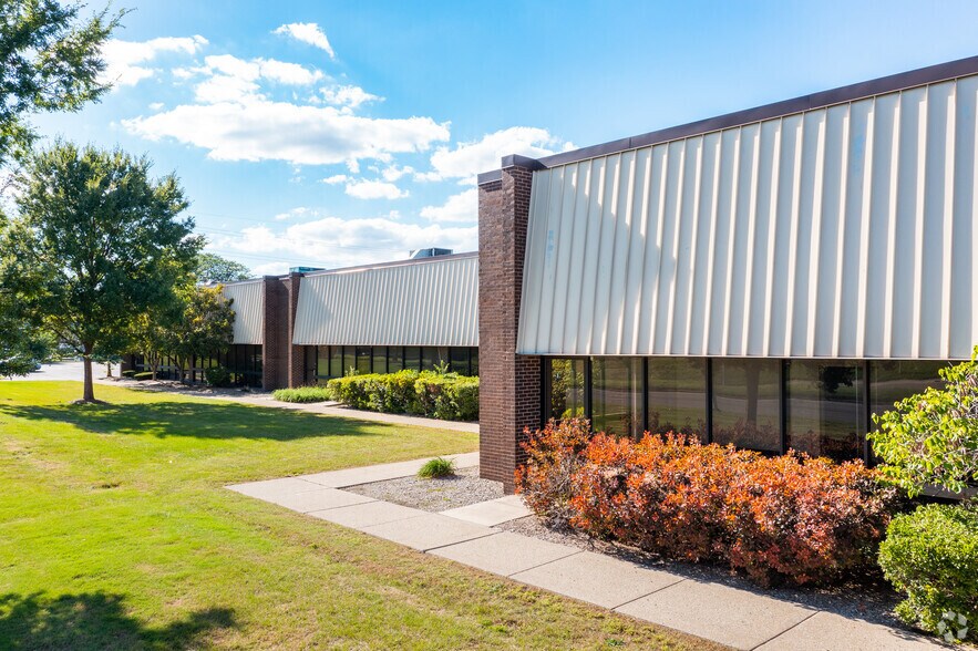 15300 Rotunda Dr, Dearborn, MI for lease - Building Photo - Image 3 of 6