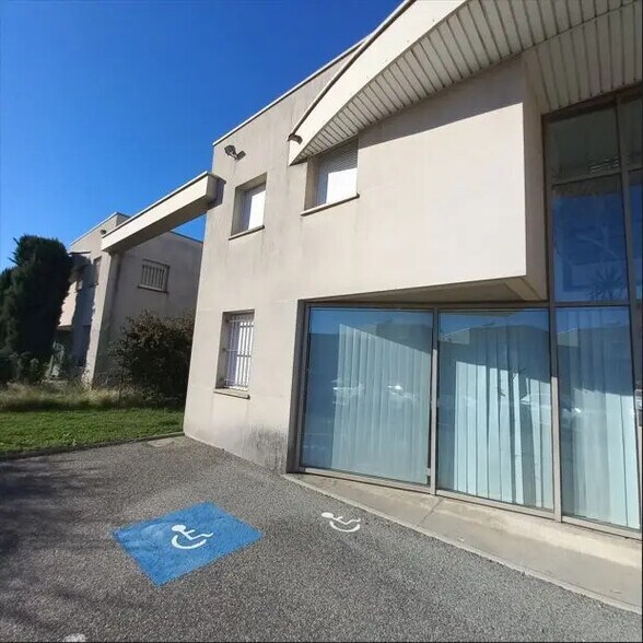 Flex in Valence for sale - Building Photo - Image 2 of 5