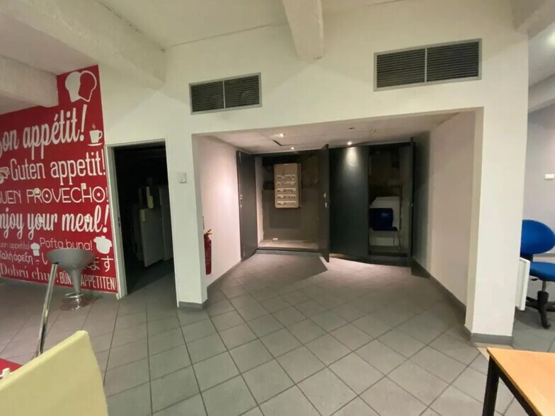 Office in Marseille for lease - Interior Photo - Image 2 of 6