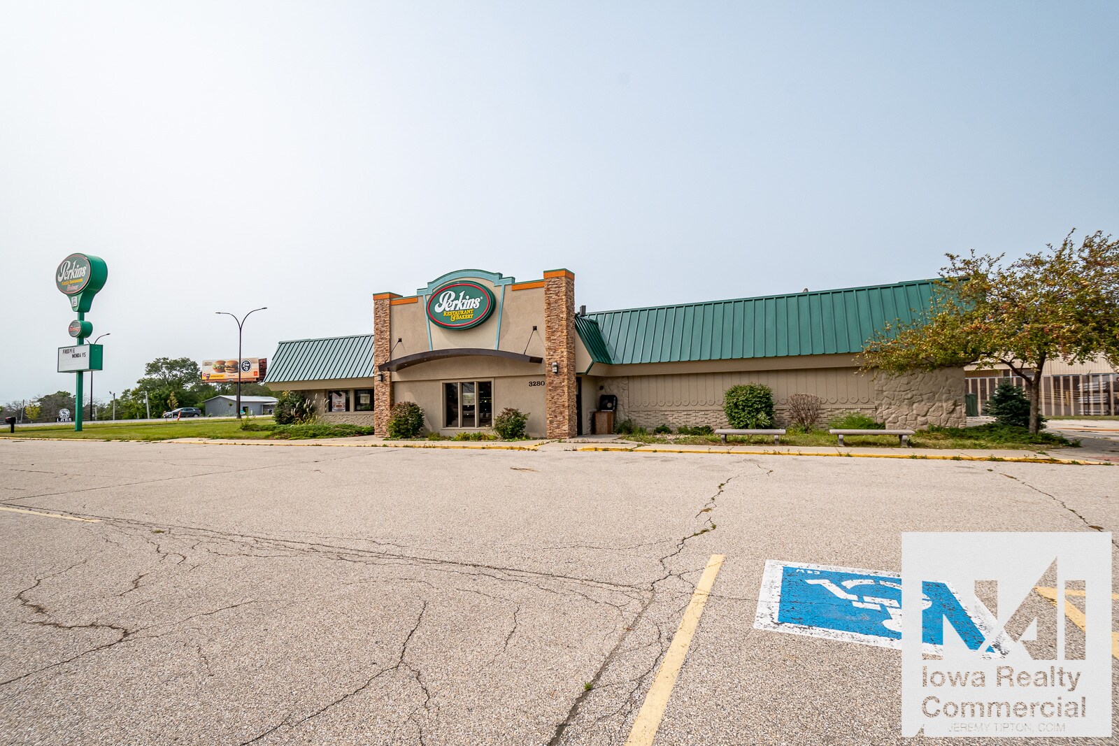 3280 University Ave, Waterloo, IA 50701 Perkins