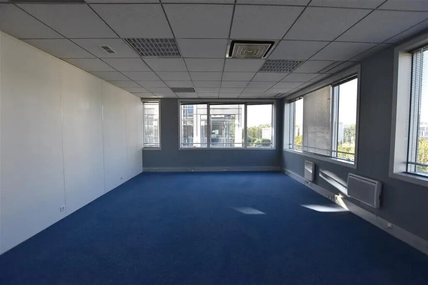 Office in Villepinte for sale - Building Photo - Image 2 of 5