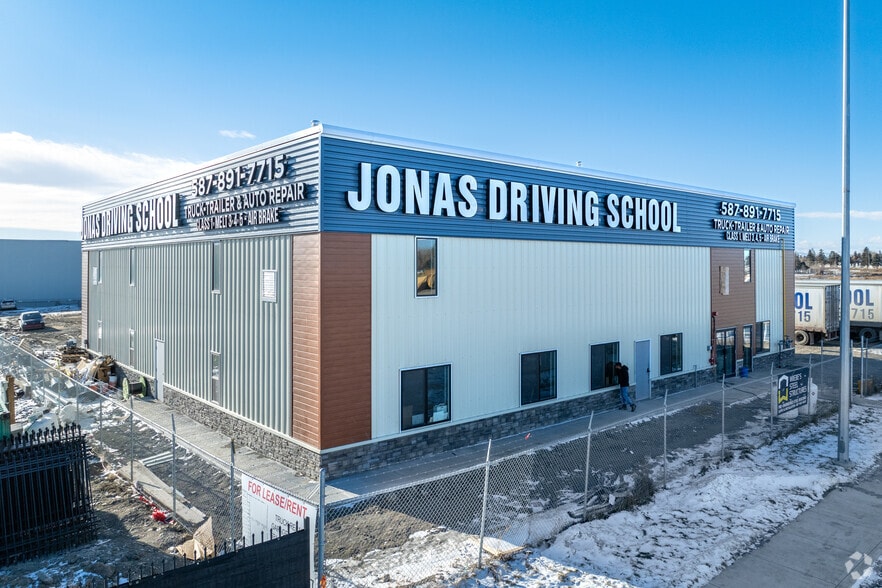 5235 28 Av SE, Calgary, AB for lease - Building Photo - Image 1 of 3