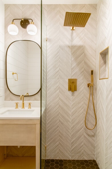 306 Loch Leven Rd, Lake Arrowhead, CA for sale - Interior Photo - Image 3 of 100