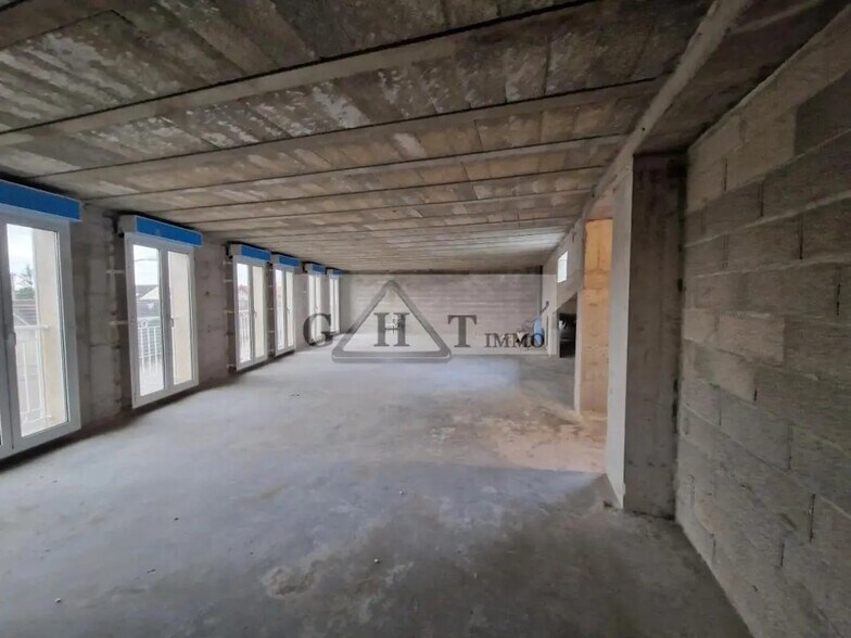 Industrial in Deuil-la-Barre for sale - Interior Photo - Image 2 of 10