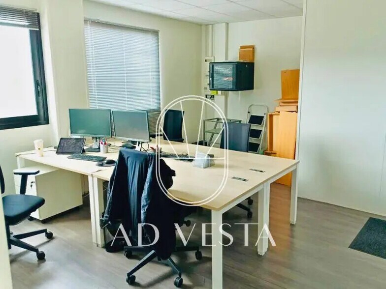 Office in Martillac for lease - Interior Photo - Image 3 of 8