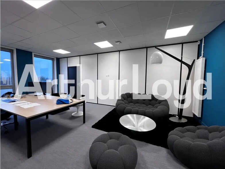 Office in Fleury-sur-Orne for lease - Interior Photo - Image 1 of 4