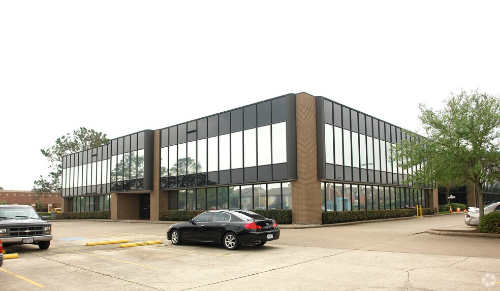 16850 Saturn Ln, Houston, TX for lease - Building Photo - Image 1 of 19