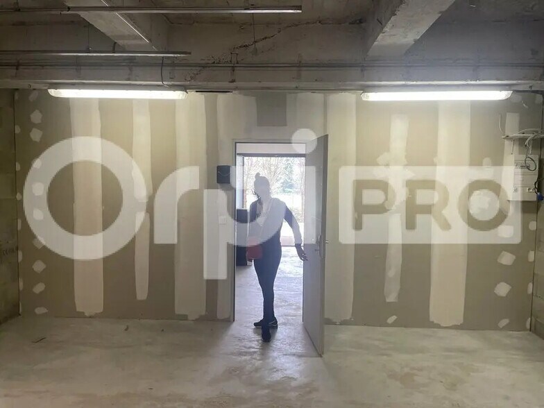 Flex in MARCILLY-D'AZERGUES for lease - Interior Photo - Image 3 of 5