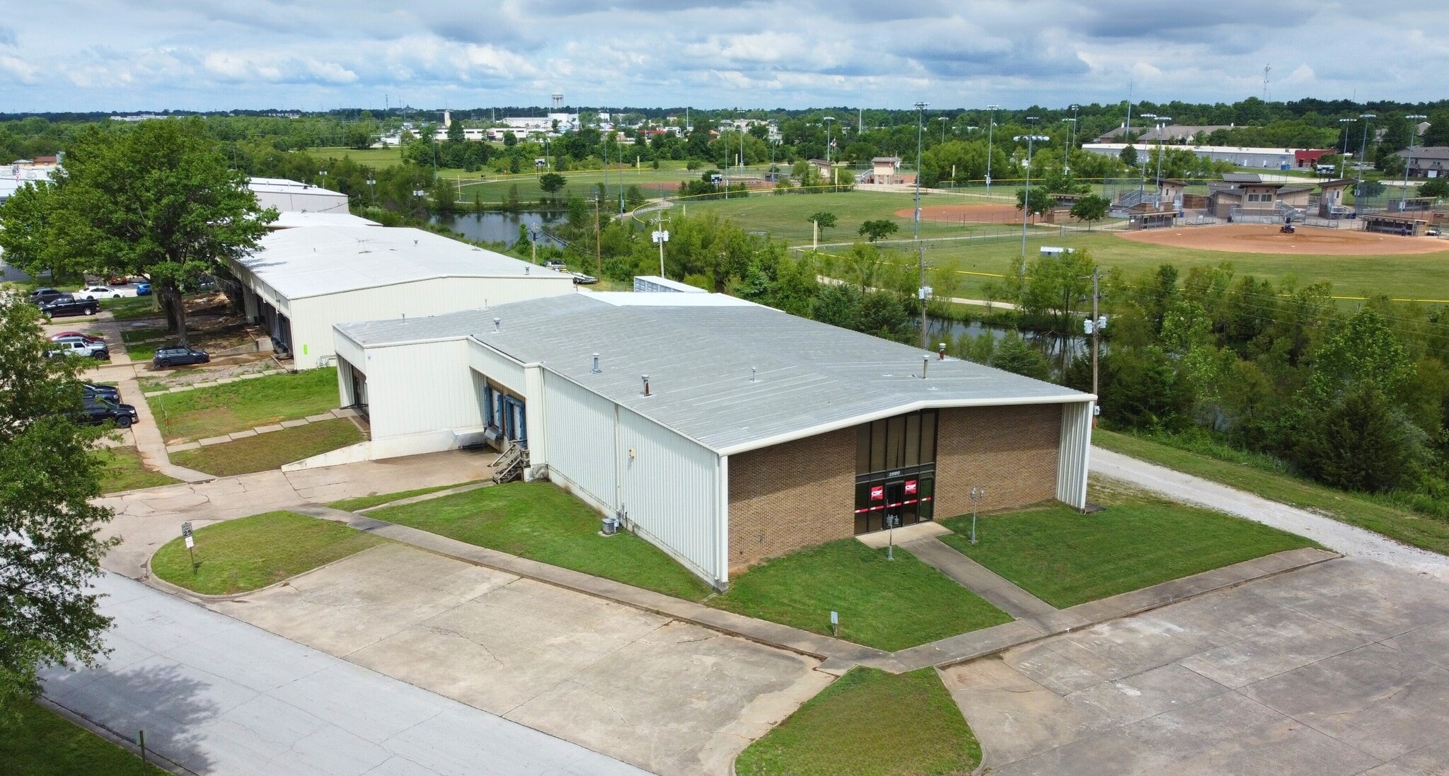 2000 N Dixieland, Rogers, AR for lease Building Photo- Image 1 of 9