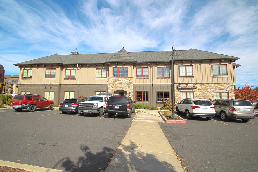 2855 NW Crossing Dr, Bend, OR 97703