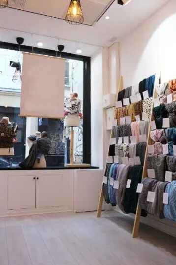 Retail in Paris for lease - Interior Photo - Image 2 of 4