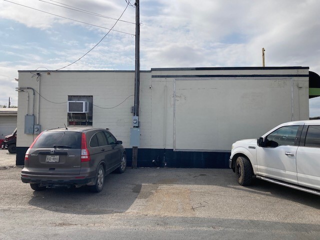 2302 19th st, Hondo, TX for lease - Building Photo - Image 2 of 16