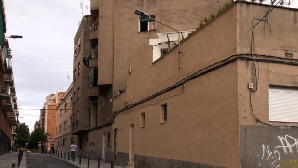 Barrio de Collblanc portfolio of 2 properties for sale on LoopNet.com - Building Photo - Image 2 of 4