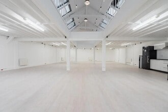 8 Rue Juliette Dodu, Paris for lease Interior Photo- Image 2 of 5