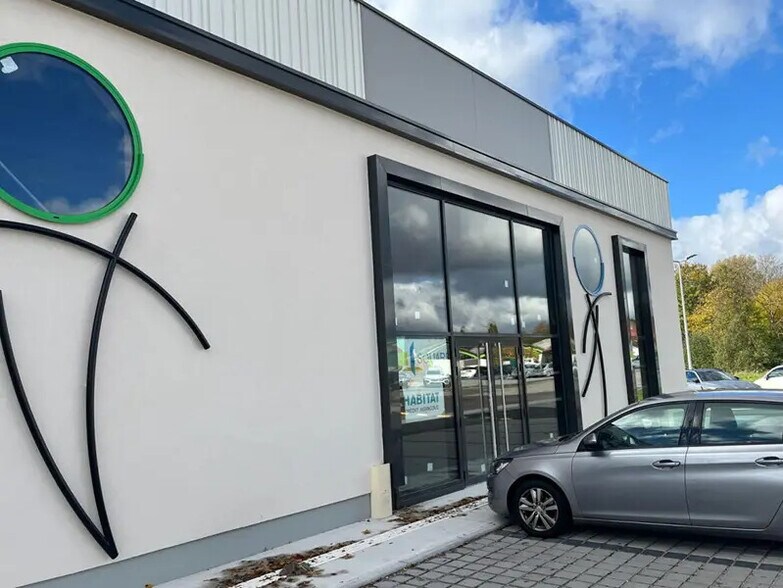 Retail in Botans for lease - Building Photo - Image 2 of 3
