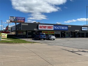 5454 Center Point Rd NE, Cedar Rapids, IA for lease Building Photo- Image 1 of 6