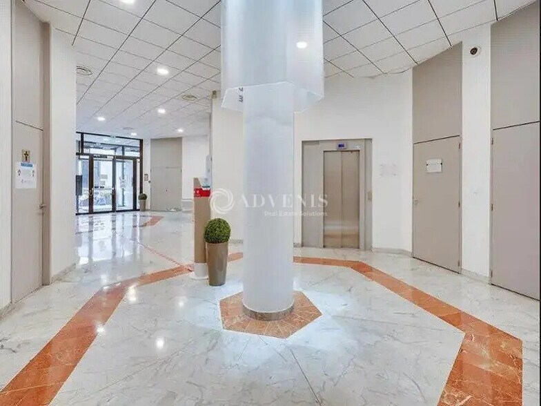 Office in Argenteuil for lease - Lobby - Image 2 of 8