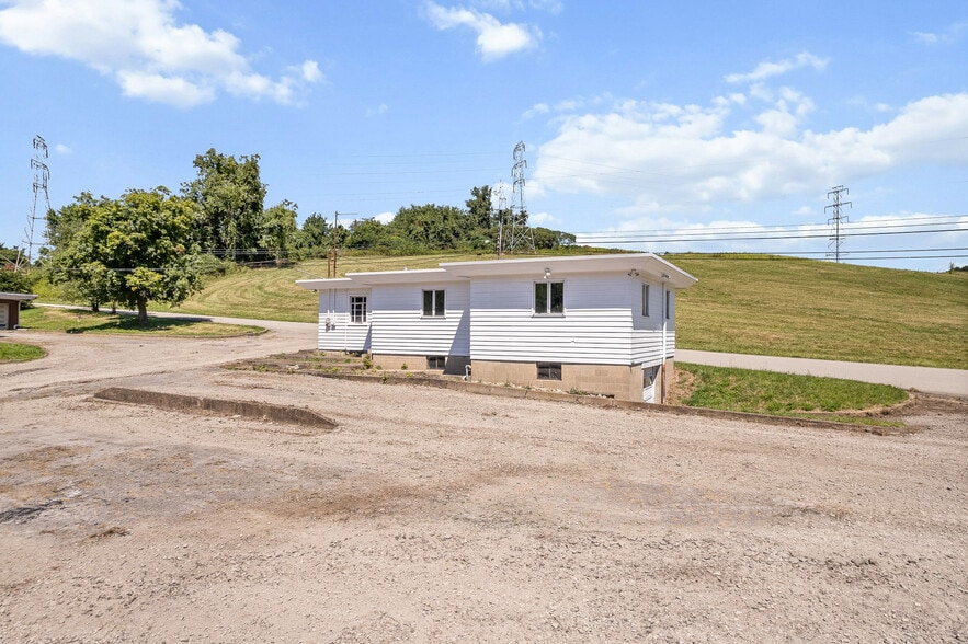 810 Carlton Dr, Bentleyville, PA for lease - Building Photo - Image 1 of 16