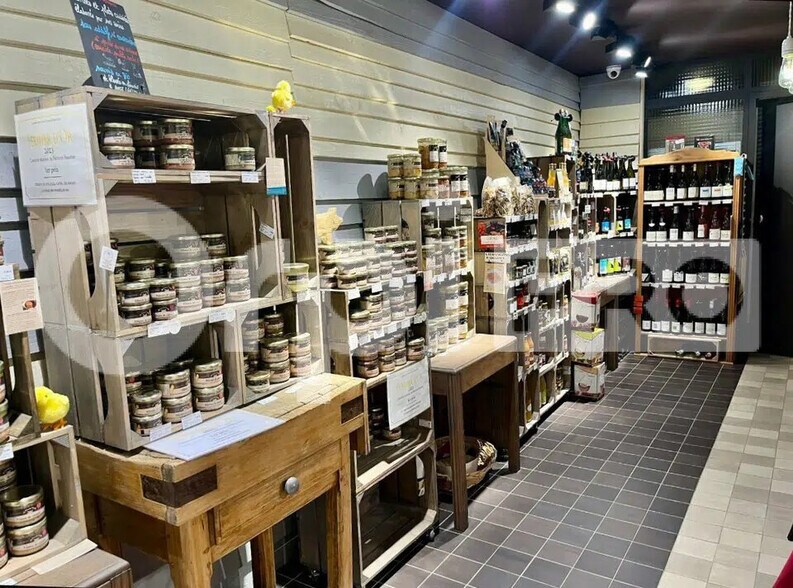 Retail in Lyon for lease - Interior Photo - Image 1 of 4