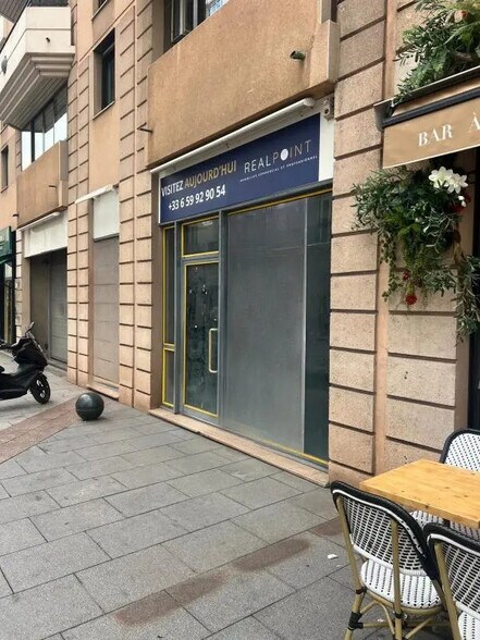 Retail in Cannes for lease - Building Photo - Image 2 of 3