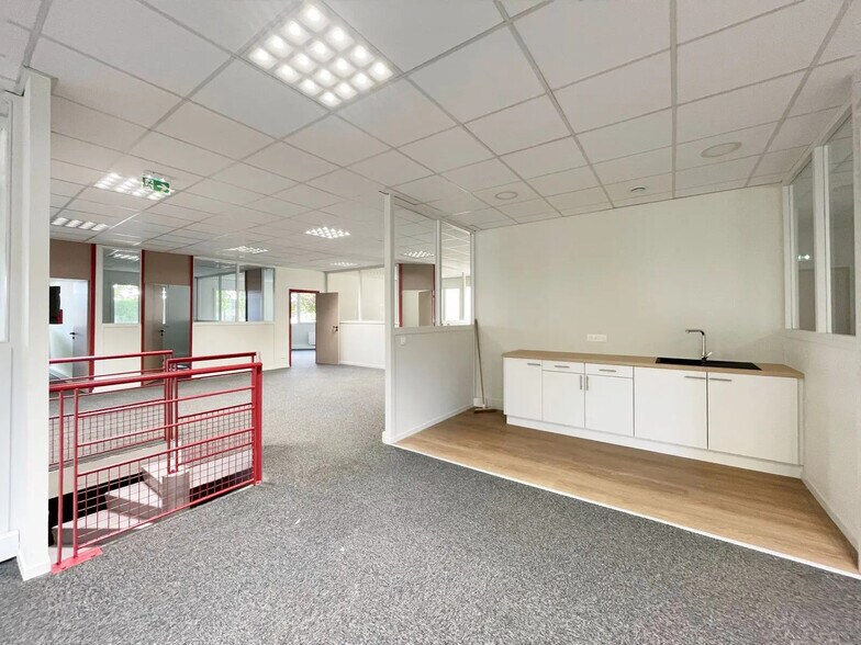 Office in Beauvais for lease - Interior Photo - Image 2 of 6