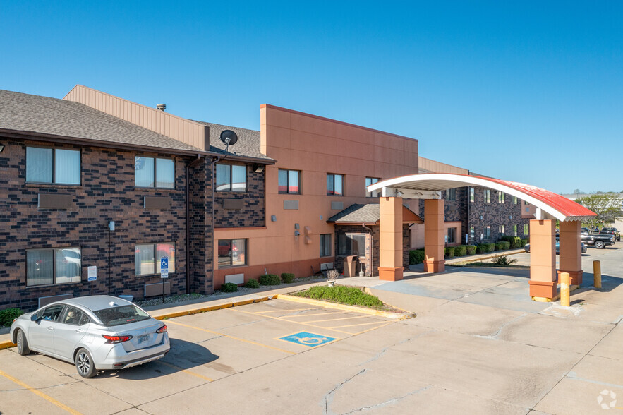 1518 SW Wanamaker Rd, Topeka, KS for sale - Primary Photo - Image 1 of 1